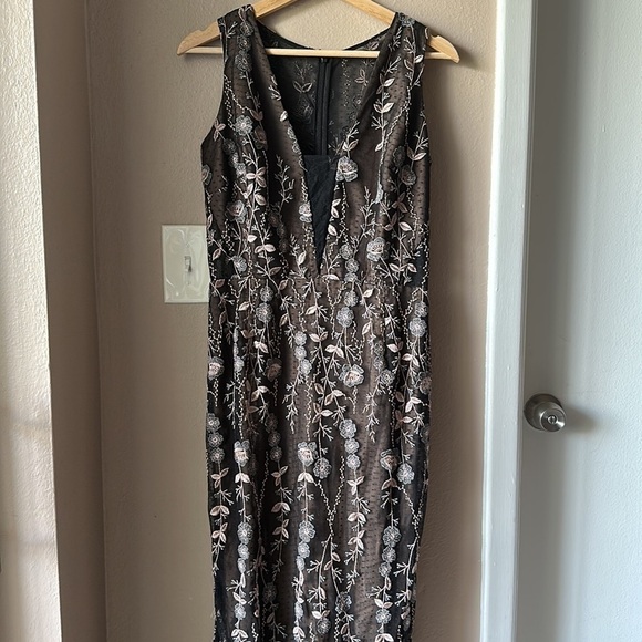 DRESS THE POPULATION Selena Floral Embroidered Plunging Sheer Panel Godet Dress - Picture 7 of 15